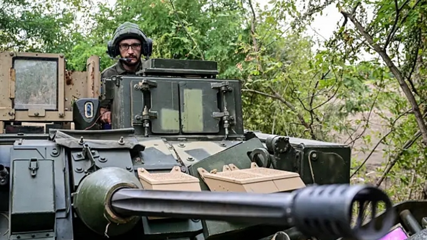 Hình ảnh bên trong xe chiến đấu bộ binh Bradley chở binh sĩ Ukraine