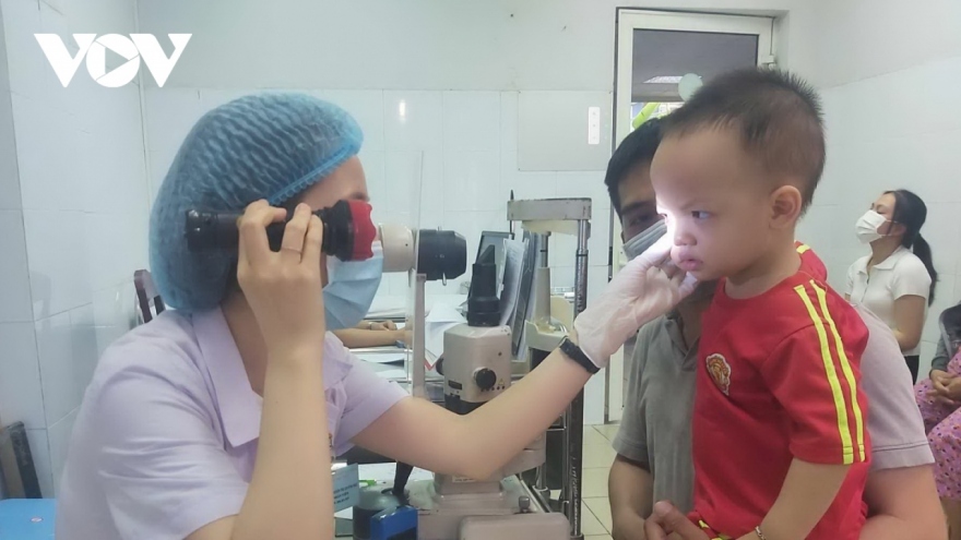 Chữa bệnh đau mắt đỏ: Tuyệt đối cấm nhỏ sữa mẹ vào mắt trẻ!