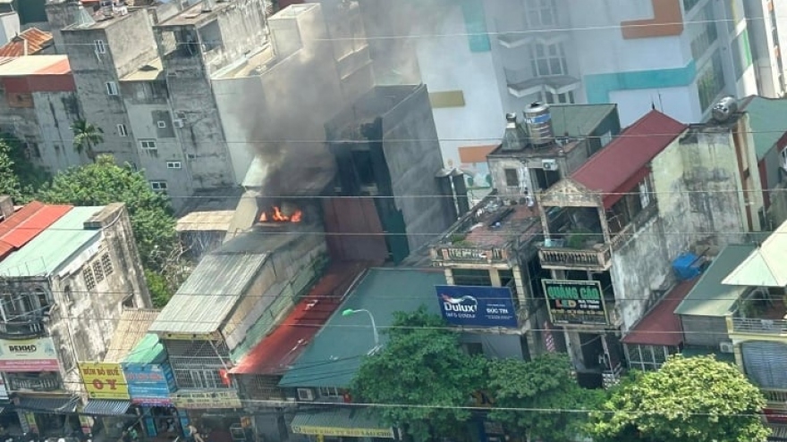 Nhà 3 tầng ở Hà Nội bốc cháy kèm nhiều tiếng nổ lớn