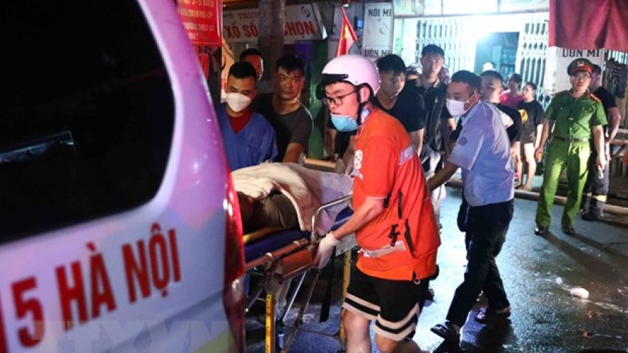 Vụ cháy chung cư mini ở Hà Nội: Có người dùng thang dây tụt xuống đất an toàn