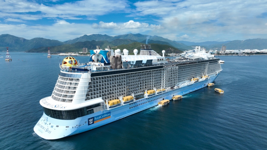 Luxurious cruise ship brings around 4,000 foreign tourists to Vietnam