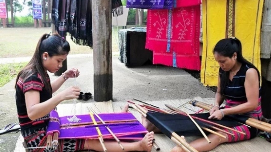 Co Tu ethnic people keep their traditional brocade weaving alive