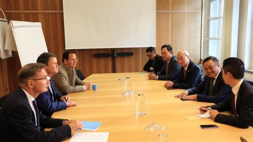 Hanoi delegation pays working visit to Switzerland