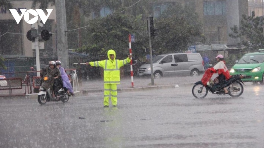 Cảnh báo mưa dông, mưa lớn cục bộ, gió giật mạnh tại Trung Trung Bộ và Nam Bộ
