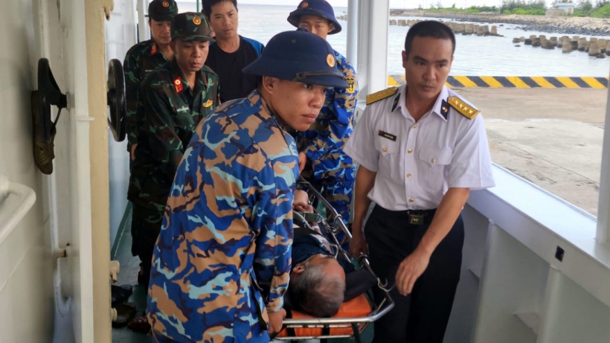 Tàu hải quân kịp thời đưa một ngư dân về Trường Sa điều trị