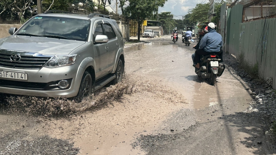 TP.Thủ Đức: Đường "chi chít" ổ gà, ổ voi gây mất an toàn giao thông