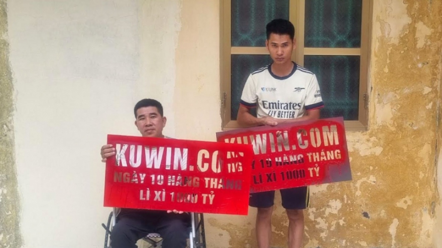 Hai thợ sơn đi các ngõ hẻm, phun quảng cáo "lì xì 1.000 tỷ" lên tường nhà dân