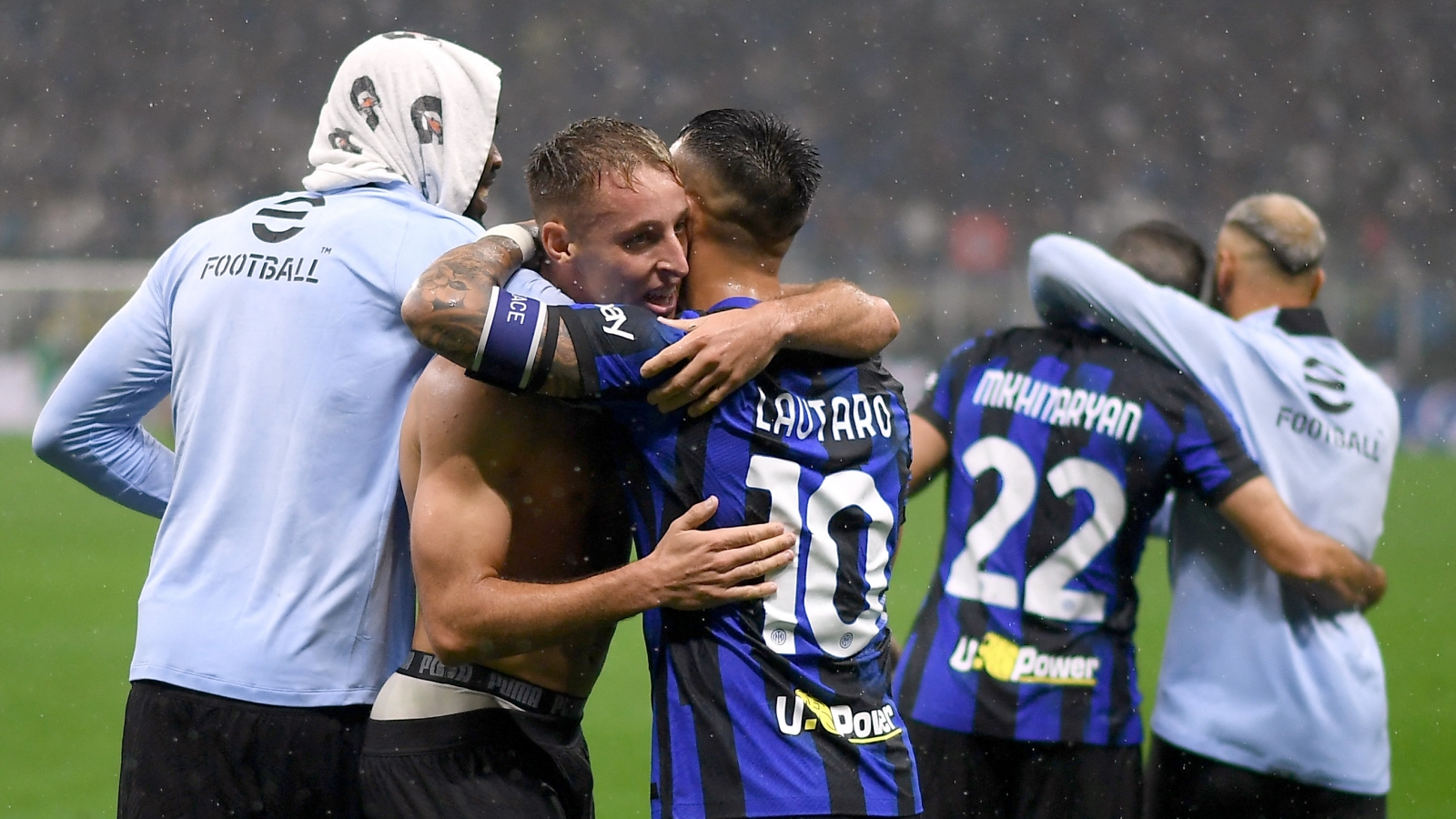 Inter ''hủy diệt'' AC Milan trong trận derby kinh điển, tạm dẫn đầu Serie A