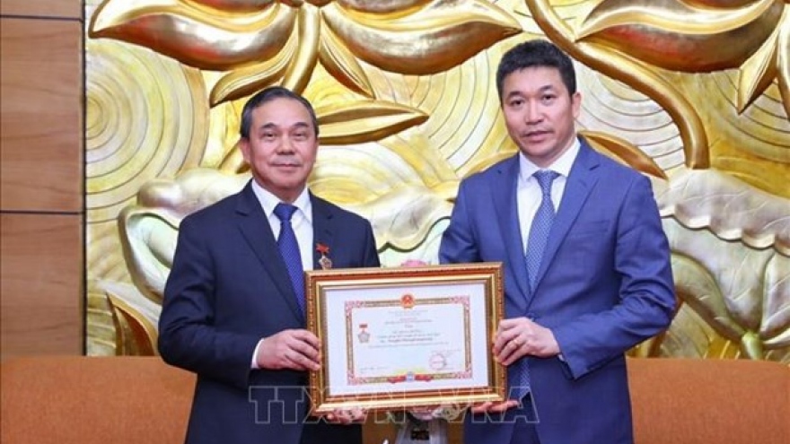 VUFO President presents insignia to Lao ambassador