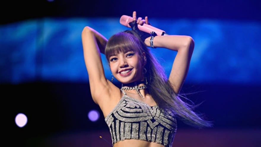 Lisa Blackpink có mất đi hình tượng khi biểu diễn ở quán rượu thoát y?