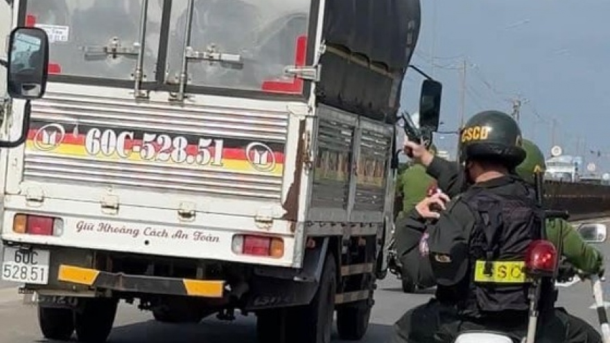 Truy bắt lái xe tải ngoan cố bỏ chạy gần 10 km khi bị công an dừng xe
