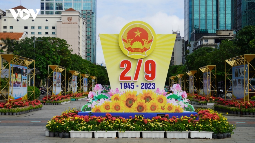 Streets of Ho Chi Minh City brightly decorated ahead of National Day