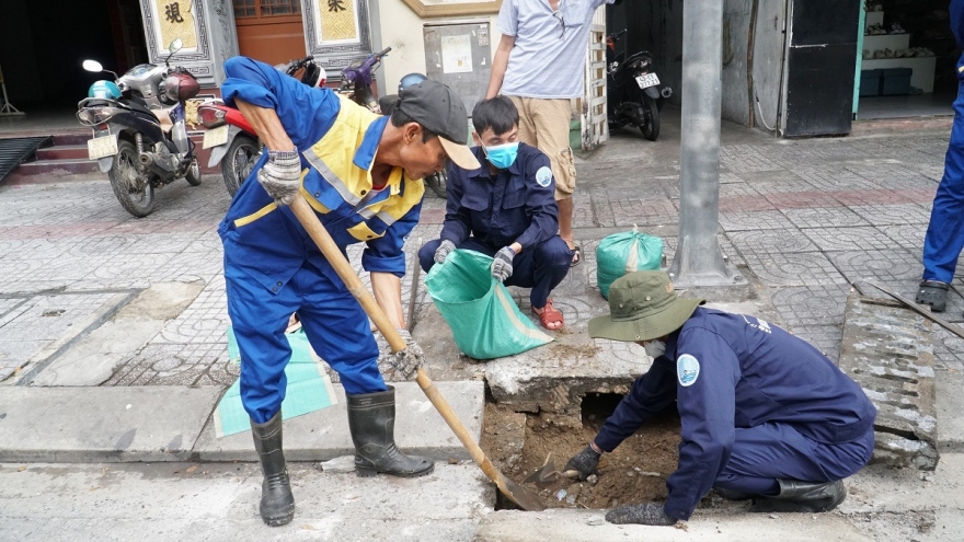 Nhiều rác thải, xà bần được nạo vét chống ngập tại Đà Nẵng