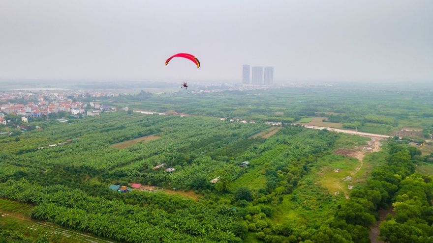 Passengers enjoy debut of spectacular paragliding service over Hanoi