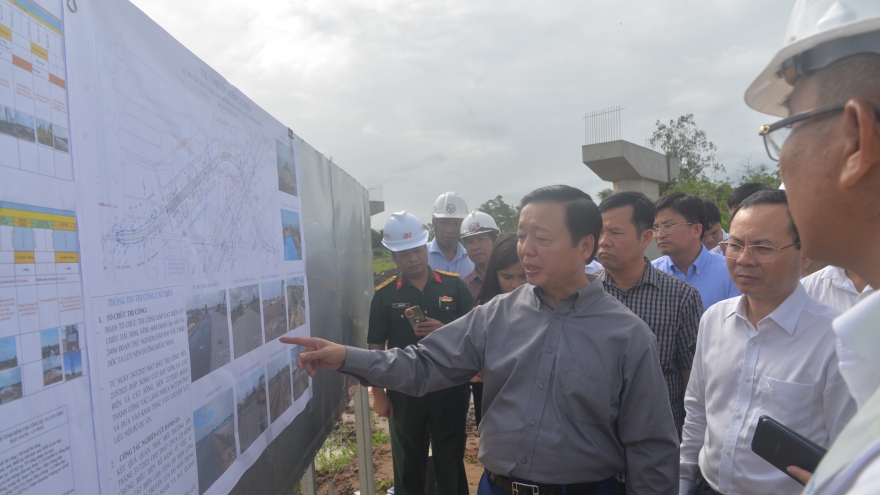 Phó Thủ tướng kiểm tra, khảo sát công trình đường cao tốc Cần Thơ - Cà Mau