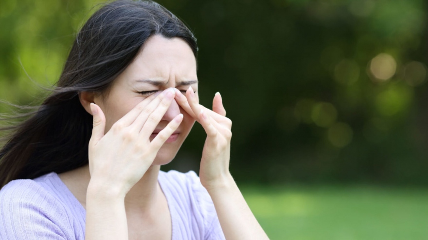 Những thói quen khiến bạn dễ bị đau mắt đỏ