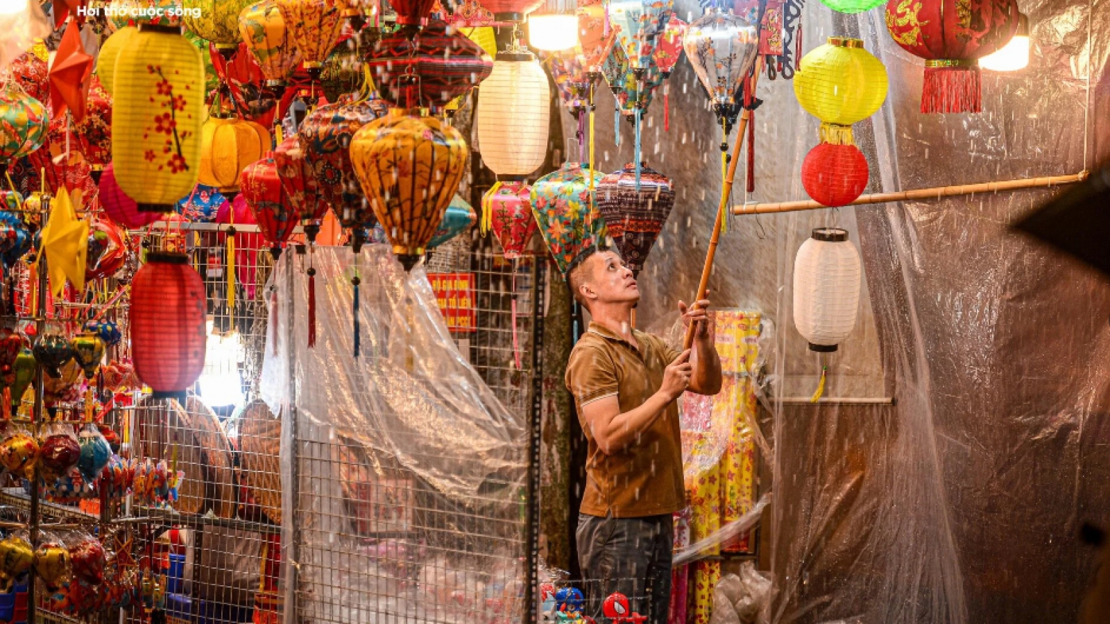 Mưa lớn đêm Trung Thu, tiểu thương Hàng Mã nháo nhác dọn hàng