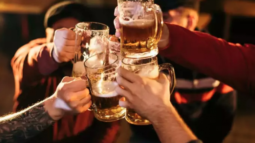 Uống quá nhiều bia gây ra “bụng bia”, đúng hay sai?