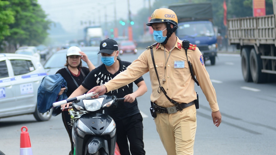 Không vi phạm giao thông, cảnh sát giao thông có được phép dừng xe?