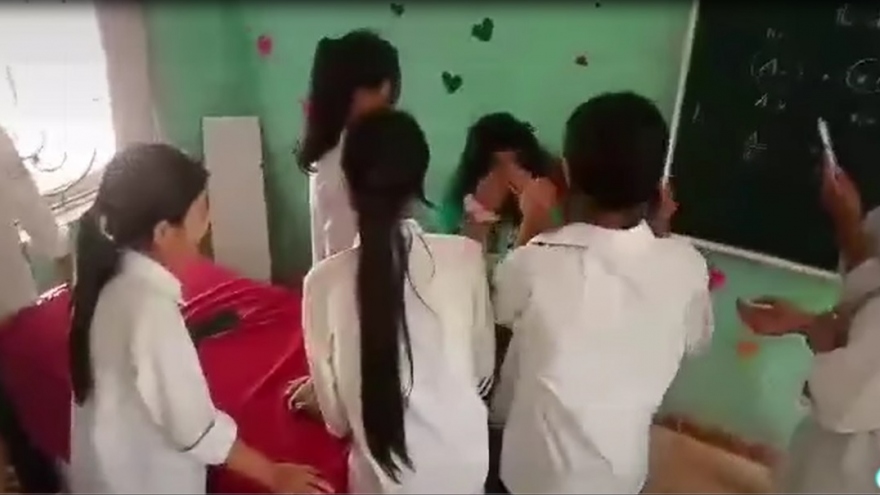 Nữ sinh bị đánh "hội đồng" ngay tại lớp học tại Lạng Sơn
