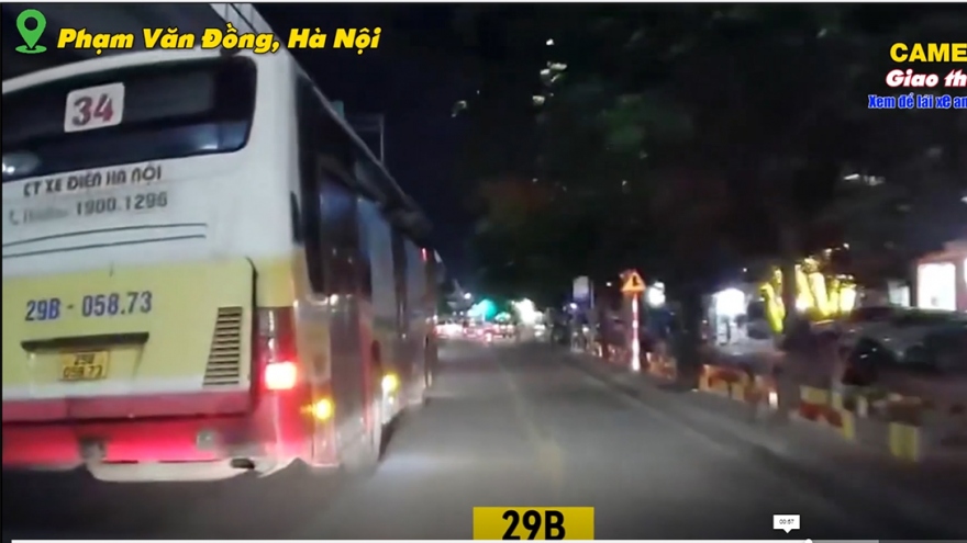 Tài xế xe buýt 29B-058.73 chèn ép người đi đường, hành xử côn đồ trên phố Hà Nội