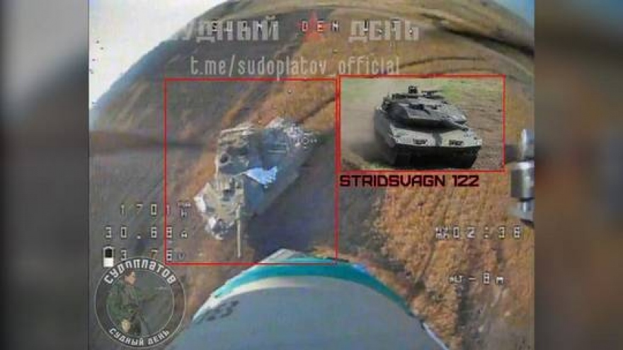 UAV Nga tấn công xe tăng Stridsvagn 122 Thụy Điển cung cấp cho Ukraine