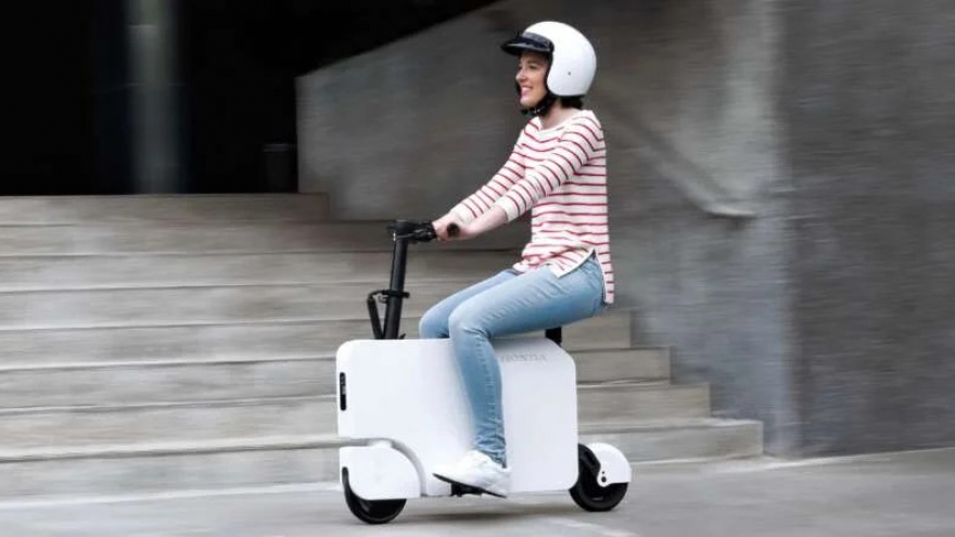 Honda trình làng mẫu scooter điện nhỏ gọn như một chiếc va li di động