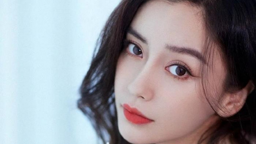 Chuyện showbiz: Angelababy lên tiếng sau nghi vấn đến CLB thoát y