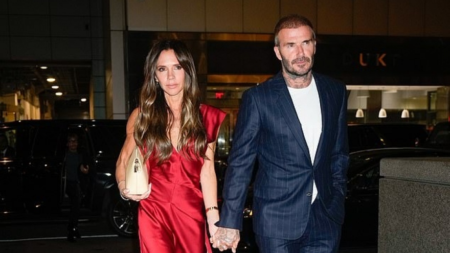 Vợ chồng David - Victoria Beckham nắm tay tình cảm xuống phố