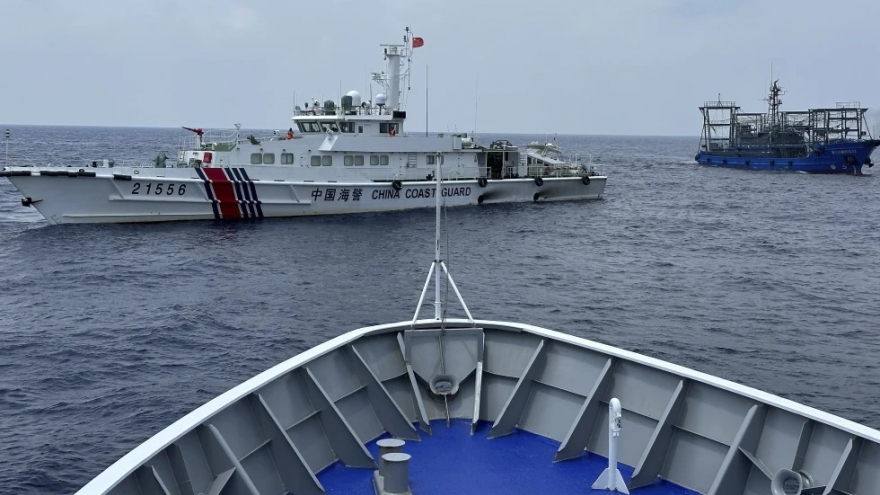 Tàu Trung Quốc bị cáo buộc đâm vào tàu tuần duyên và tàu quân sự Philippines