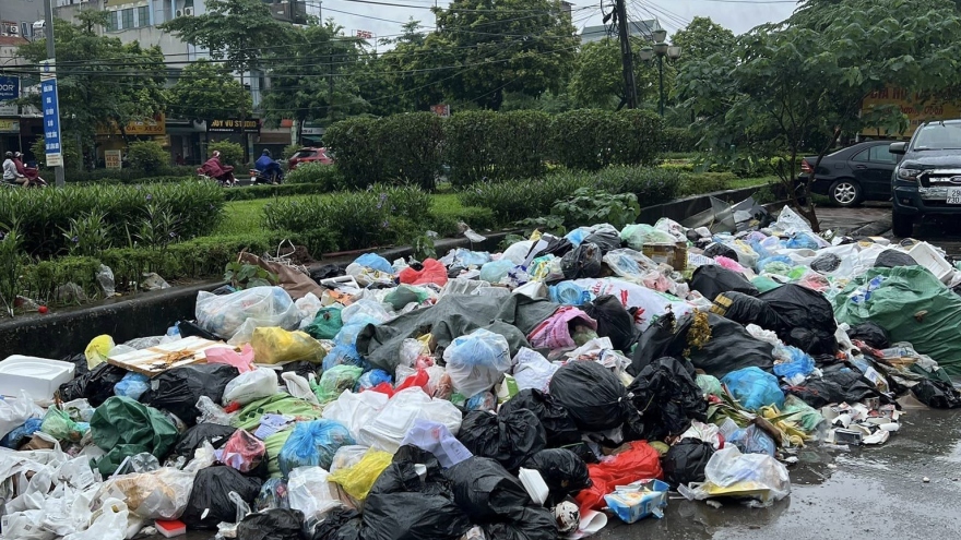 Dân chung cư chung sống với những bãi rác tự phát