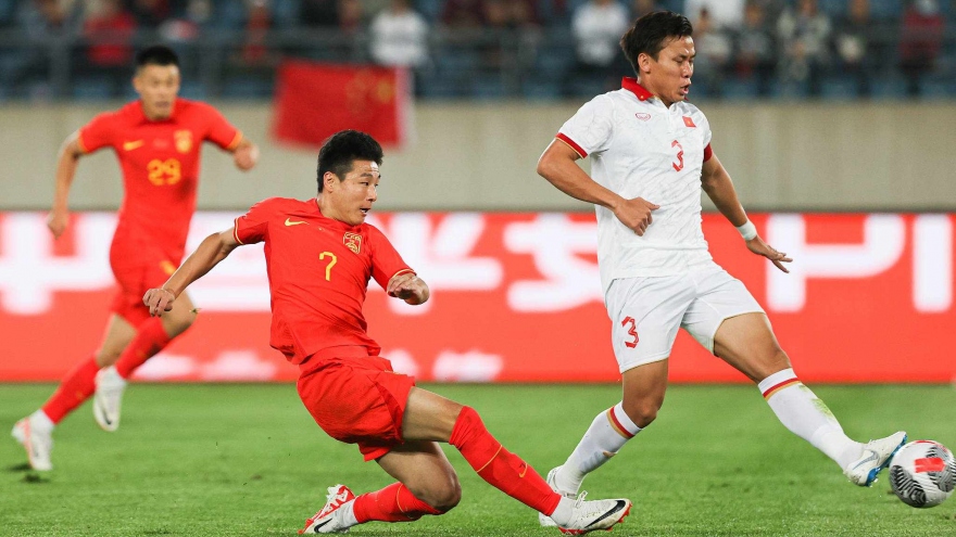 Tiến Linh nhận thẻ đỏ vì đánh nguội, ĐT Việt Nam thua 0-2 trên sân ĐT Trung Quốc
