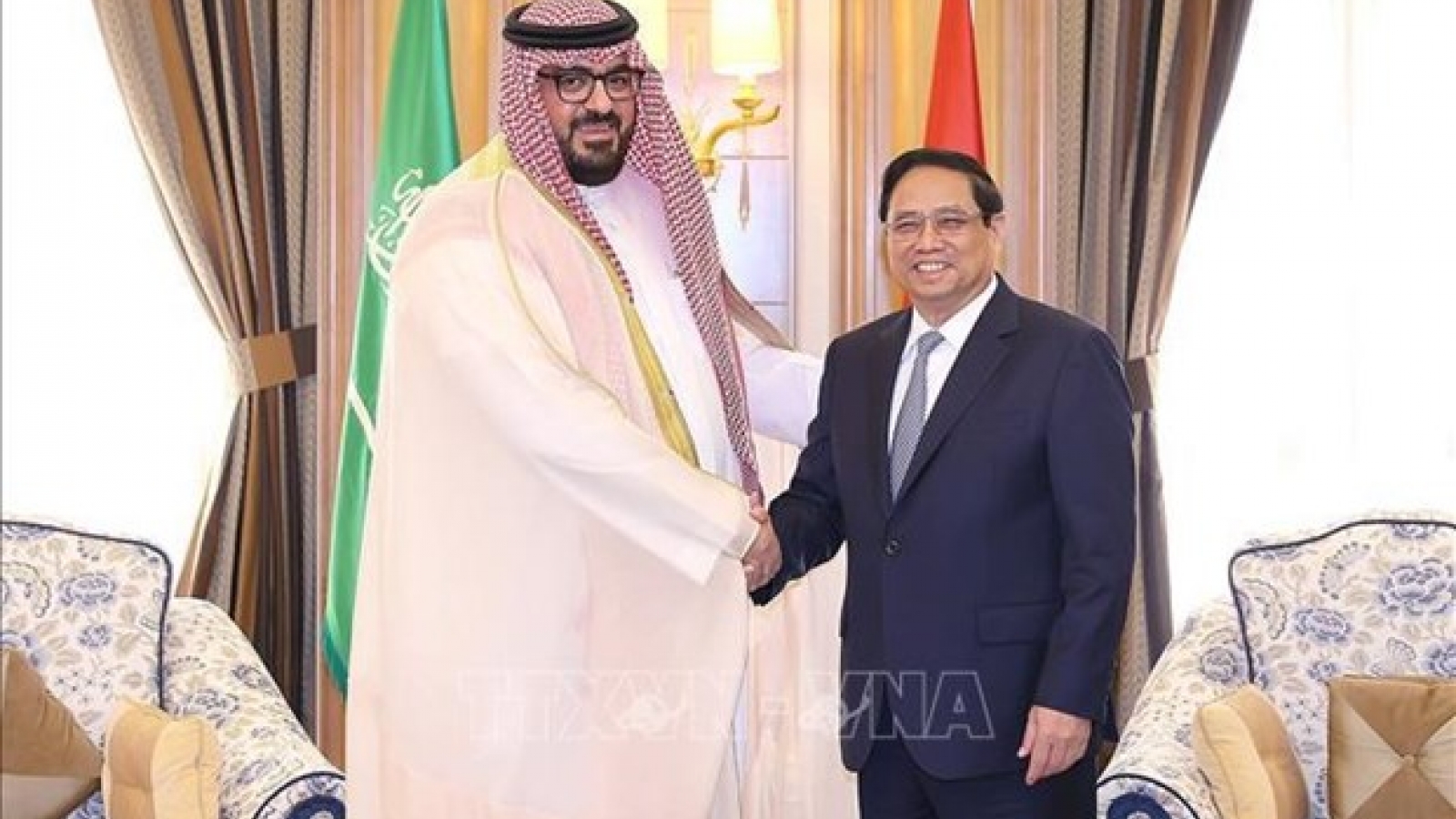 PM receives Saudi Arabia's ministers of economy-planning, human resources