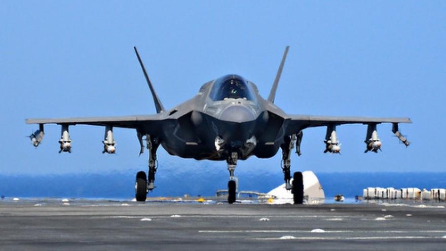 Cận cảnh tiêm kích F-35B vận hành chế độ “quái thú” trên tàu sân bay