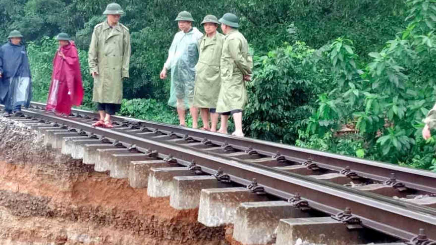 Heavy downpours and landslides disrupt travel on North-South rail route