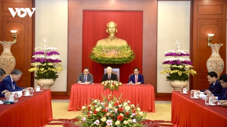 Vietnam gives high priority to strengthening strategic partnership with France