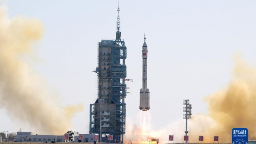 Trung Quốc phóng tàu vũ trụ Thần Châu-17 có người lái lên trạm Thiên Cung