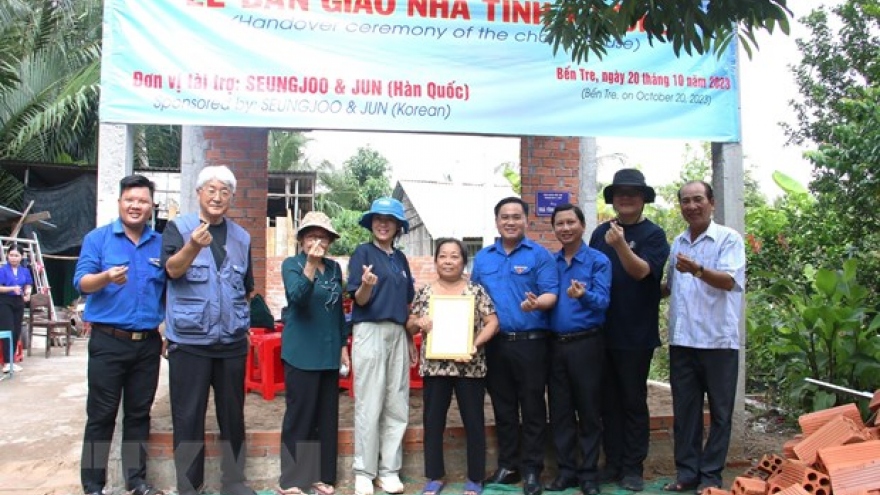 Young Korean volunteers build compassionate houses for the poor in Ben Tre