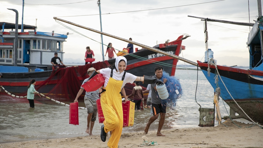 Miu Lê hóa thân thành ngư dân, hăng say kéo lưới trong MV mới