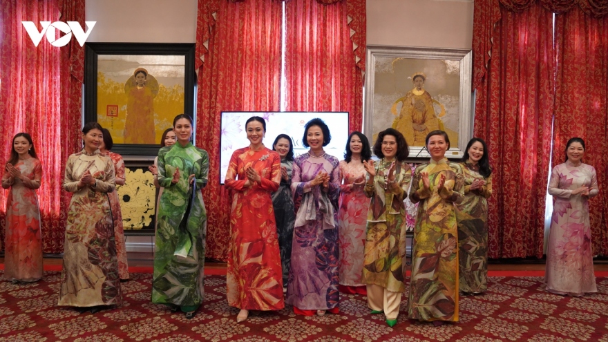 ASEAN ambassadors’ spouses don Vietnamese Ao Dai for US catwalk