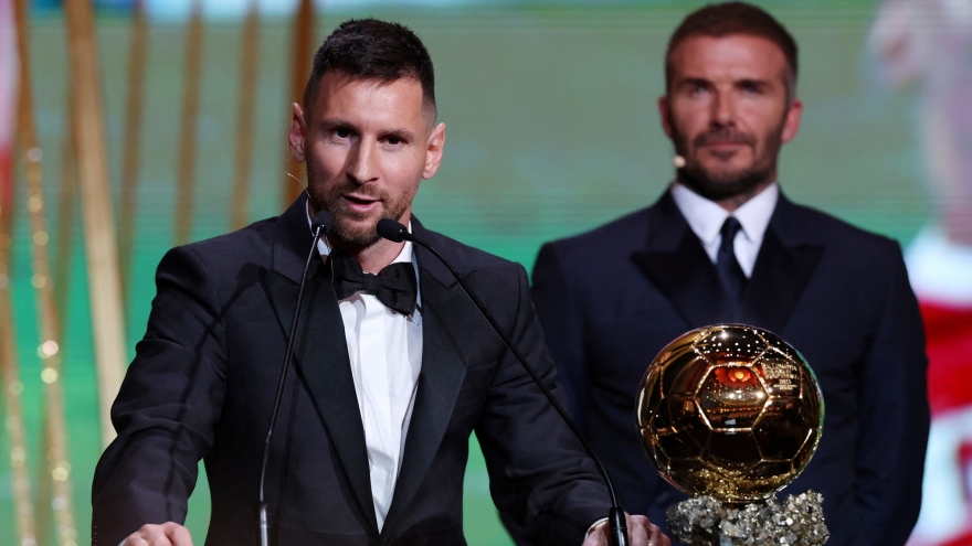 Cận cảnh: David Beckham trao Quả Bóng Vàng 2023 cho Lionel Messi