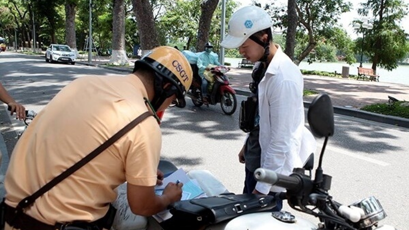 Bị giữ bằng nhưng vẫn lái xe bị phạt bao nhiêu?