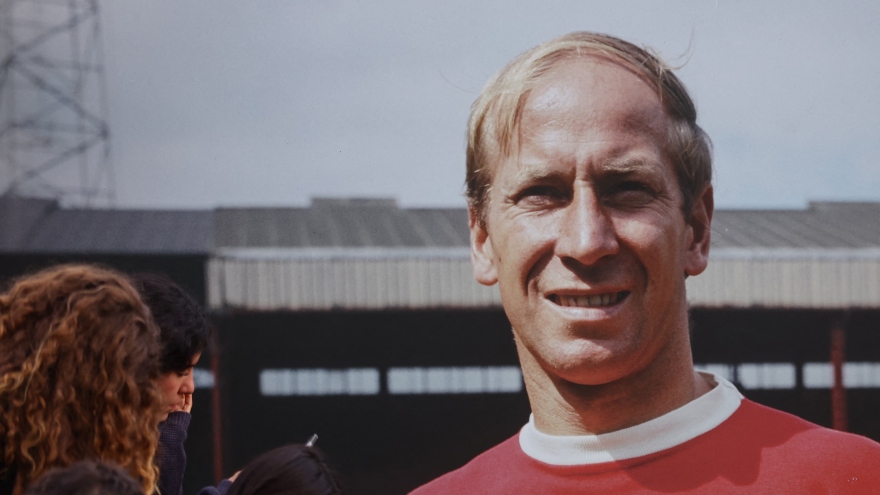 Huyền thoại MU và ĐT Anh, Sir Bobby Charlton qua đời ở tuổi 86