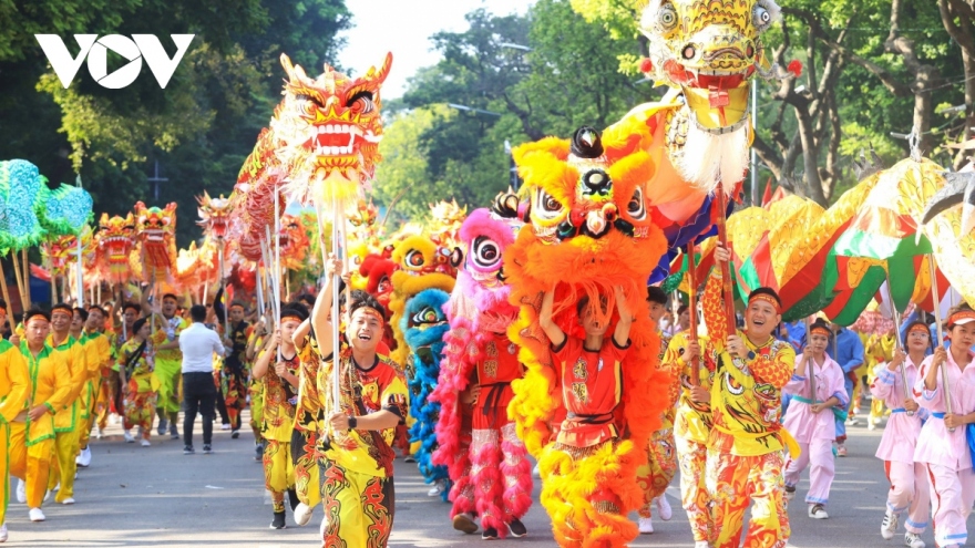 Autumn carnival excites crowds in Hanoi