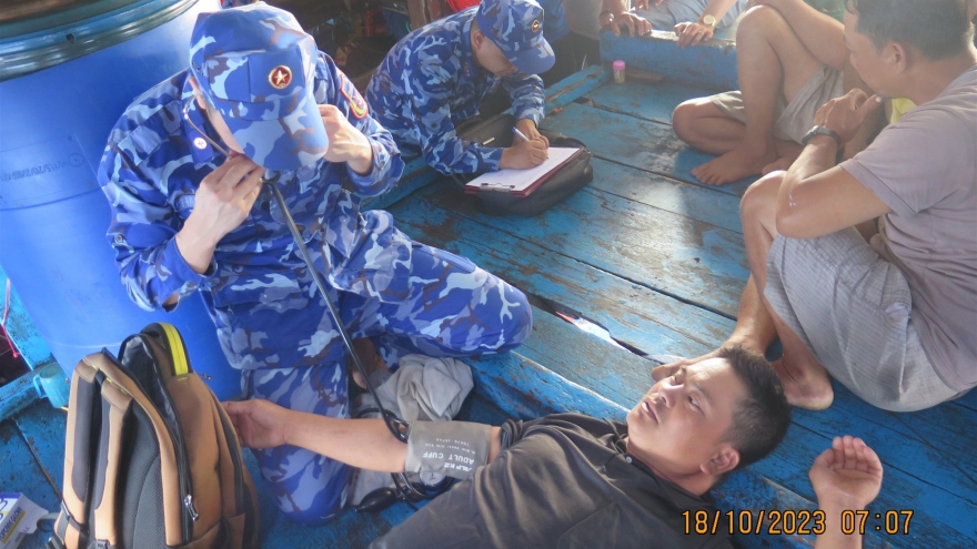 Tàu của Quân chủng Hải quân tiếp nhận và hỗ trợ y tế ngư dân gặp nạn trên biển