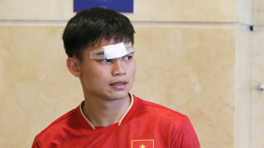 Hậu vệ ĐT Việt Nam phải khâu 7 mũi sau pha va chạm với cầu thủ Trung Quốc