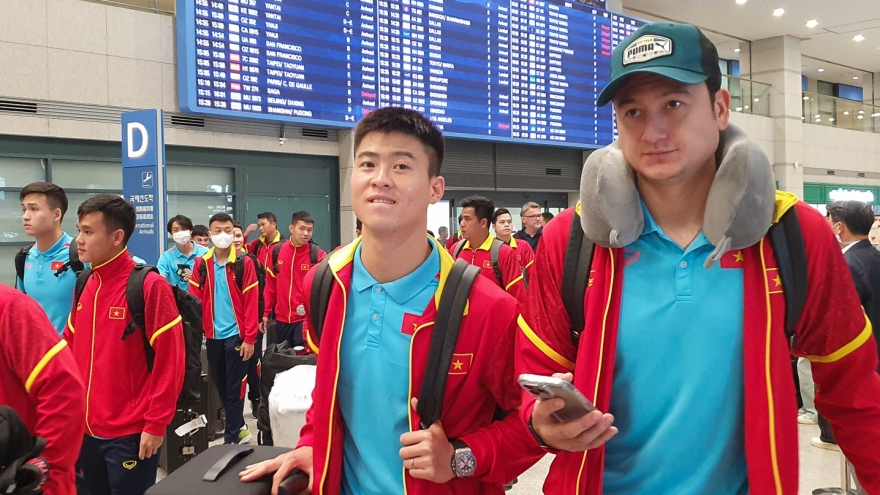 ĐT Việt Nam tới địa điểm thi đấu với ĐT Hàn Quốc sau hành trình dài 10 tiếng