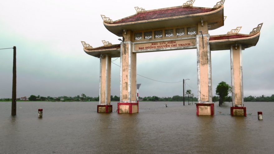Thừa Thiên Huế mưa lớn diễn biến phức tạp, người dân vùng "rốn lũ" chủ động ứng phó