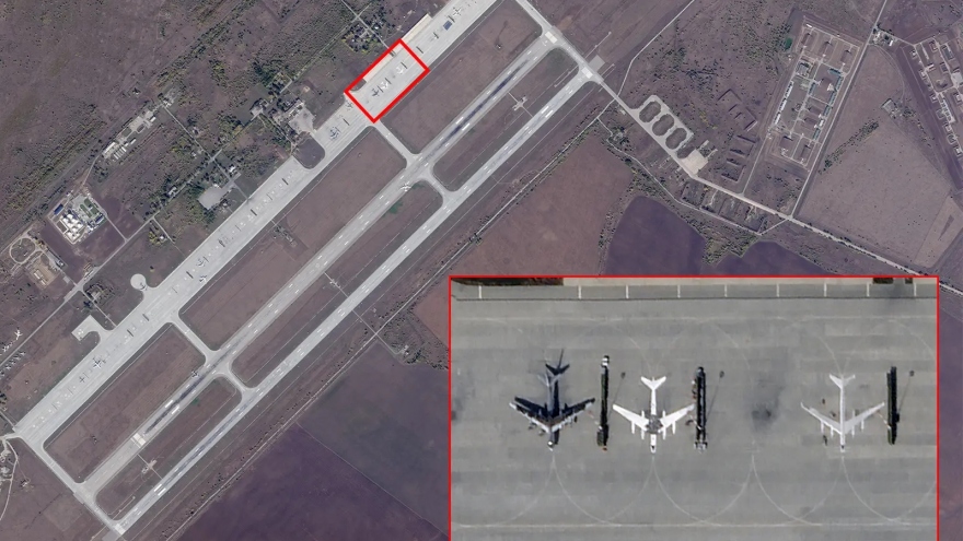 Nghi binh mới của Nga: Sơn hình máy bay ném bom TU-95 lên sân bay
