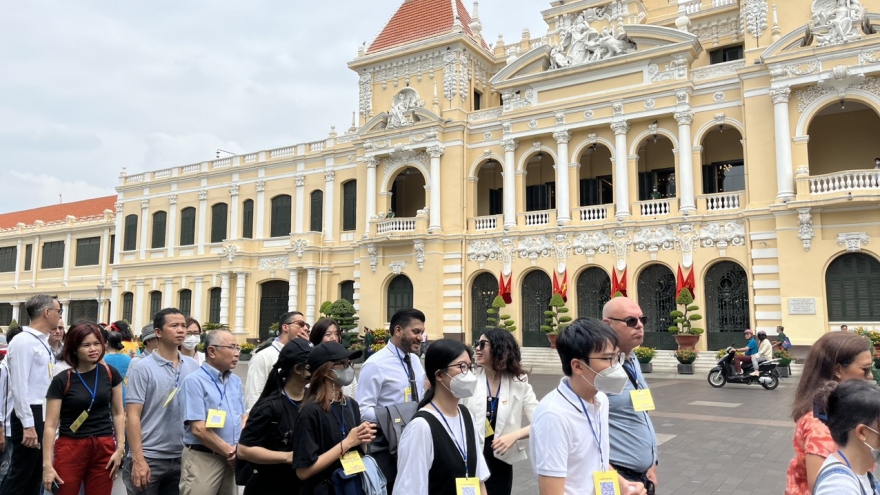 Tour of Ho Chi Minh City People's Committee headquarters attracts visitors